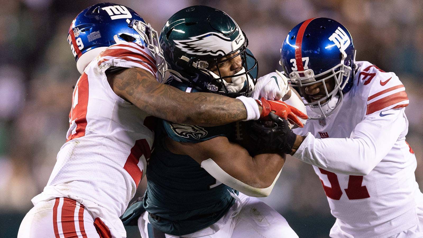 
                <strong>New York Giants – S</strong><br>
                Sieht man von katastrophalen sechs Interceptions einmal ab, war die Passverteidigung der New York Giants vergangene Saison im NFL-Mittelfeld zu finden. In der Free Agency wanderte aber Free Safety Julian Love zu den Seattle Seahawks ab. Bisher wurde er nicht ersetzt, obwohl er für ein Drittel aller abgefangenen gegnerischen Pässe verantwortlich war. Auf seiner Position besteht also dringender Handlungsbedarf.
              