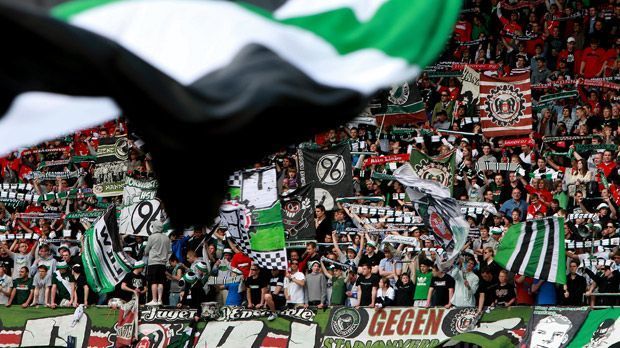 
                <strong>Hannover 96: 185 Euro</strong><br>
                Platz 9 - Hannover 96: 185 Euro. Die Niedersachsen befinden sich mit ihren Preisen im Mittelfeld der Liga. Diesen Platz würden sie nach einer Saison voller Abstiegssorgen sicher auch sportlich gerne einnehmen.
              