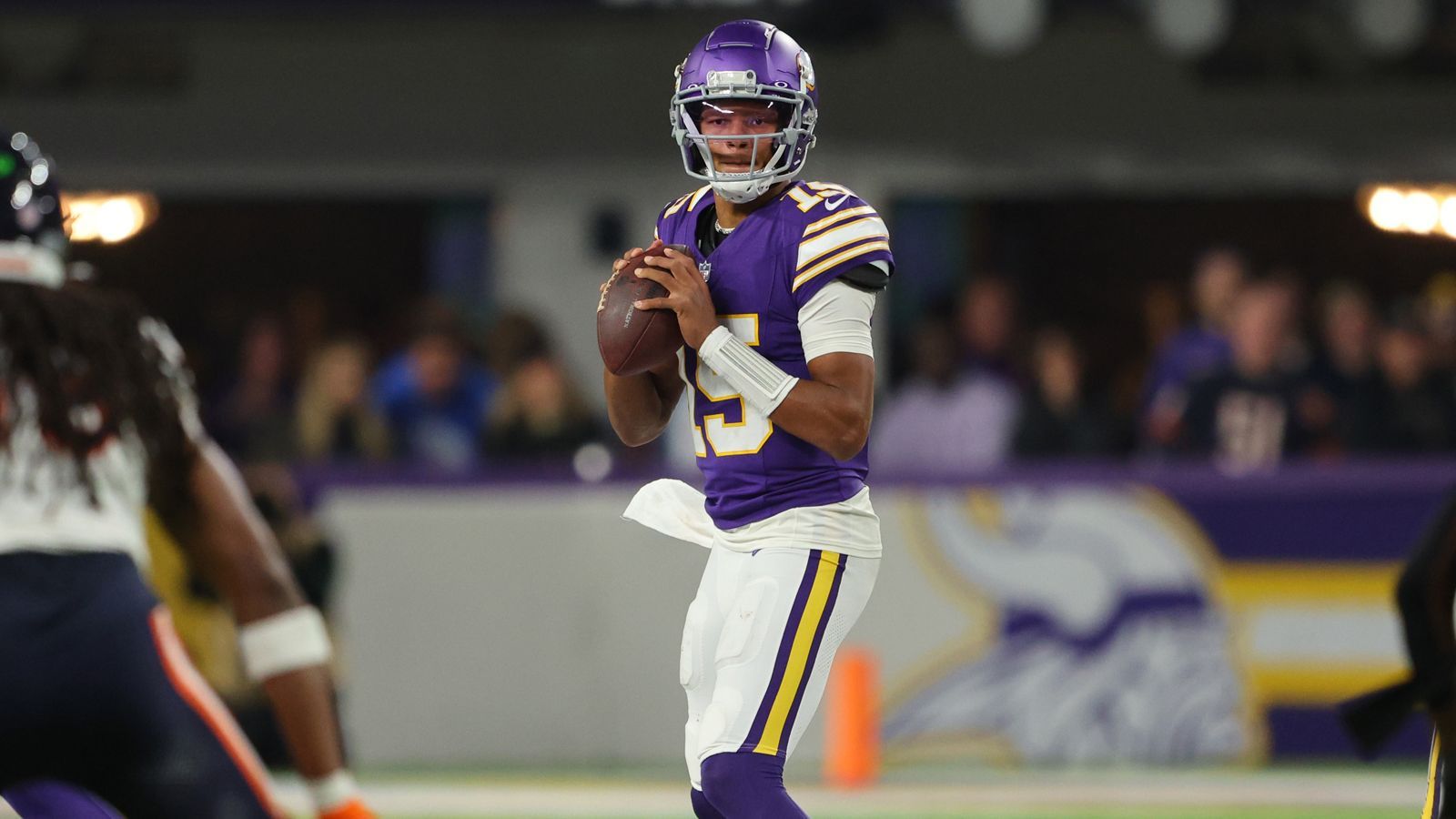 <strong>Verlierer: Josh Dobbs (Minnesota Vikings)</strong><br>Es scheint, als wären die magischen Josh-Dobbs-Spiele auch wieder vorbei. Im Spiel gegen die Chicago Bears erlebte der "Passtronaut" seinen Wake-Up-Call und spielte maximal außerirdisch. Aber negativ. Die Bears gewannen allein durch Field Goals mit 12:10. Auch weil Dobbs heftige vier Interceptions liefert. Aua.