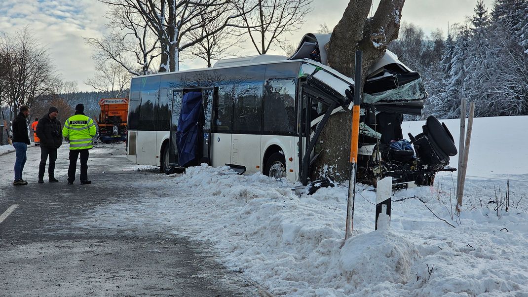 Bei einem Unfall mit einem Schulbus in Sehmatal im Erzgebirge ist am Dienstagmorgen ein Kind getötet worden.&nbsp;