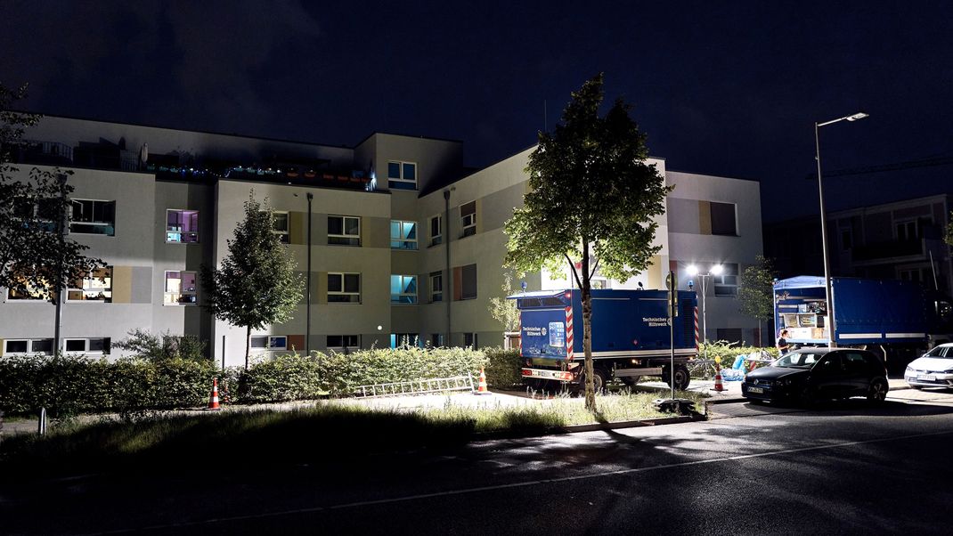 Das Technische Hilfswerk versorgt das Johanniter-Stift Berlin-Johannisthal mithilfe eines Stromgenerators mit Energie. 