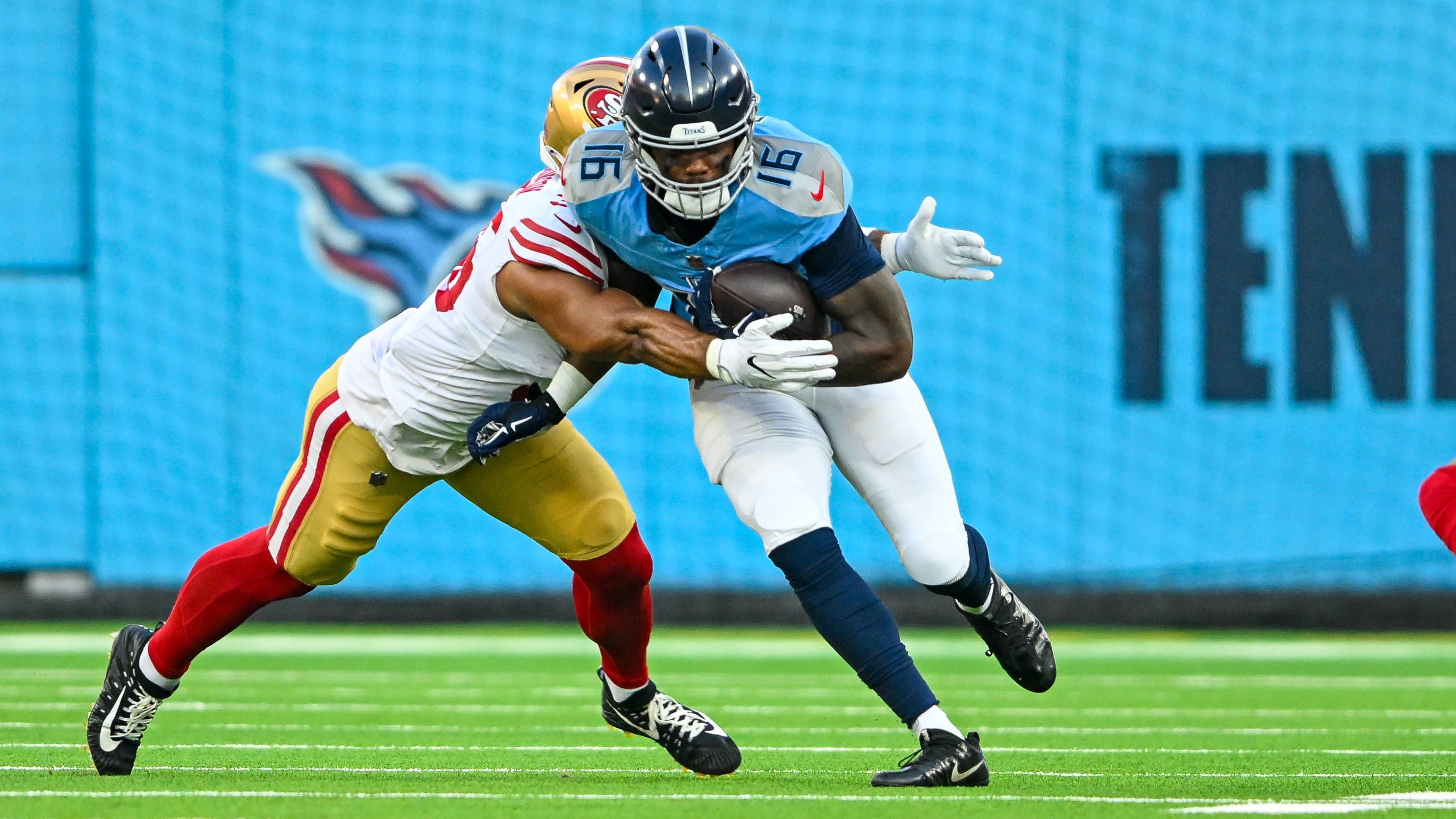 <em><strong>Treylon Burks (Washington Commanders)</strong><br>Der ehemalige First Round Pick Treylon Burks hat eine neue NFL-Heimat gefunden: Der Wide Receiver unterschreibt im Practice Squad der Washington Commanders. Der 25-Jährige spielte drei Jahre für die Tennessee Titans und sollte dort eigentlich A.J. Brown ersetzen, der seinerzeit zu den Philadelphia Eagles getradet wurde, erfüllte jedoch nicht im Ansatz die Erwartungen.</em>