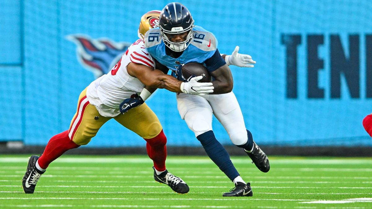 NFL, American Football Herren, USA San Francisco 49ers at Tennessee Titans Aug 10, 2024; Nashville, Tennessee, USA; Tennessee Titans wide receiver Treylon Burks (16) runs through a tackle against t...