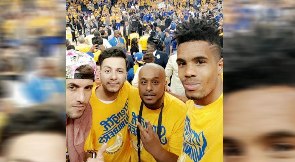 
                <strong>Daniel Didavi (VfL Wolfsburg)</strong><br>
                Ganz ohne Ball gehts es bei Daniel Didavi auch im Urlaub scheinbar nicht. Der Mittelfeldspieler verknüpft den USA-Trip mit einem Besuch eines Basketballspiels der Golden State Warriors.
              