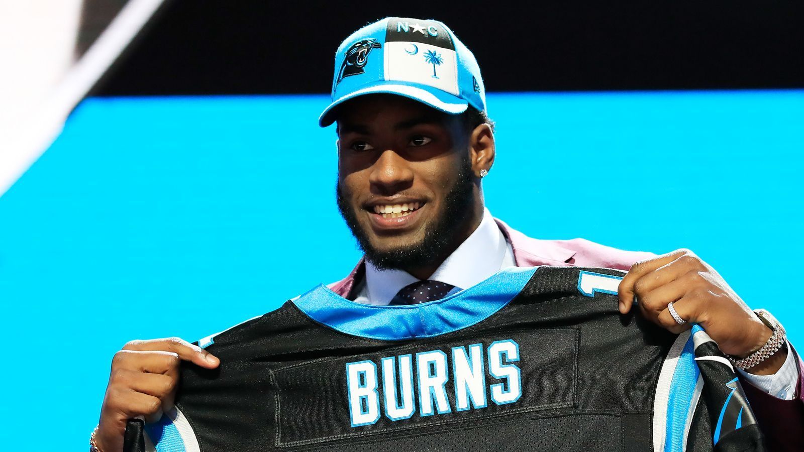 
                <strong>16. Pick - Carolina Panthers: DE Brian Burns (Florida St.)</strong><br>
                Vertrag unterschrieben (Gehaltszahlen noch nicht offiziell)Signing Bonus: 7.837.414 Dollar (laut Prognose)Gesamtgehalt: 13.498.945 Dollar (laut Prognose)
              