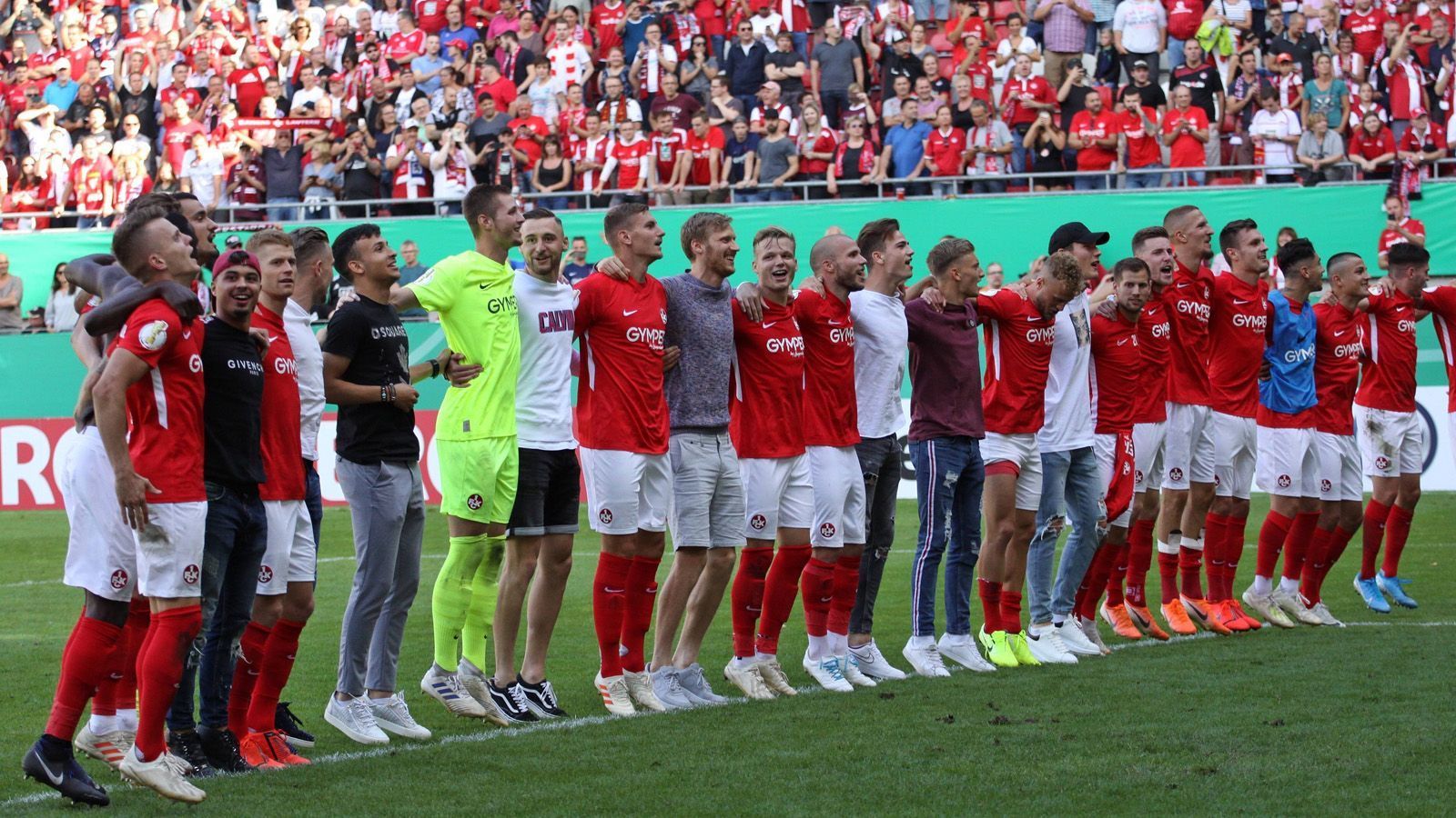 
                <strong>Kaiserslautern wächst in Pokalspielen über sich hinaus</strong><br>
                Der 1. FC Kaiserslautern mag im Ligabetrieb den Anforderungen hinterherhinken. Im Pokal allerdings wächst die Mannschaft oftmals über sich hinaus. Vor zwei Jahren bezwang Kaiserslautern in der 1. Runde als Drittligist den Bundesligisten 1. FSV Mainz 05 mit 2:0, gewann zudem in der 2. Runde gegen den Zweitligisten 1. FC Nürnberg nach Elfmeterschießen. Im vergangenen Jahr scheiterte die Mannschaft erst im Elfmeterschießen am Zweitligisten Jahn Regensburg. Seit dem Jahre 2014 stand Kaiserslautern einmal im Halbfinale und zweimal im Viertelfinale.
              