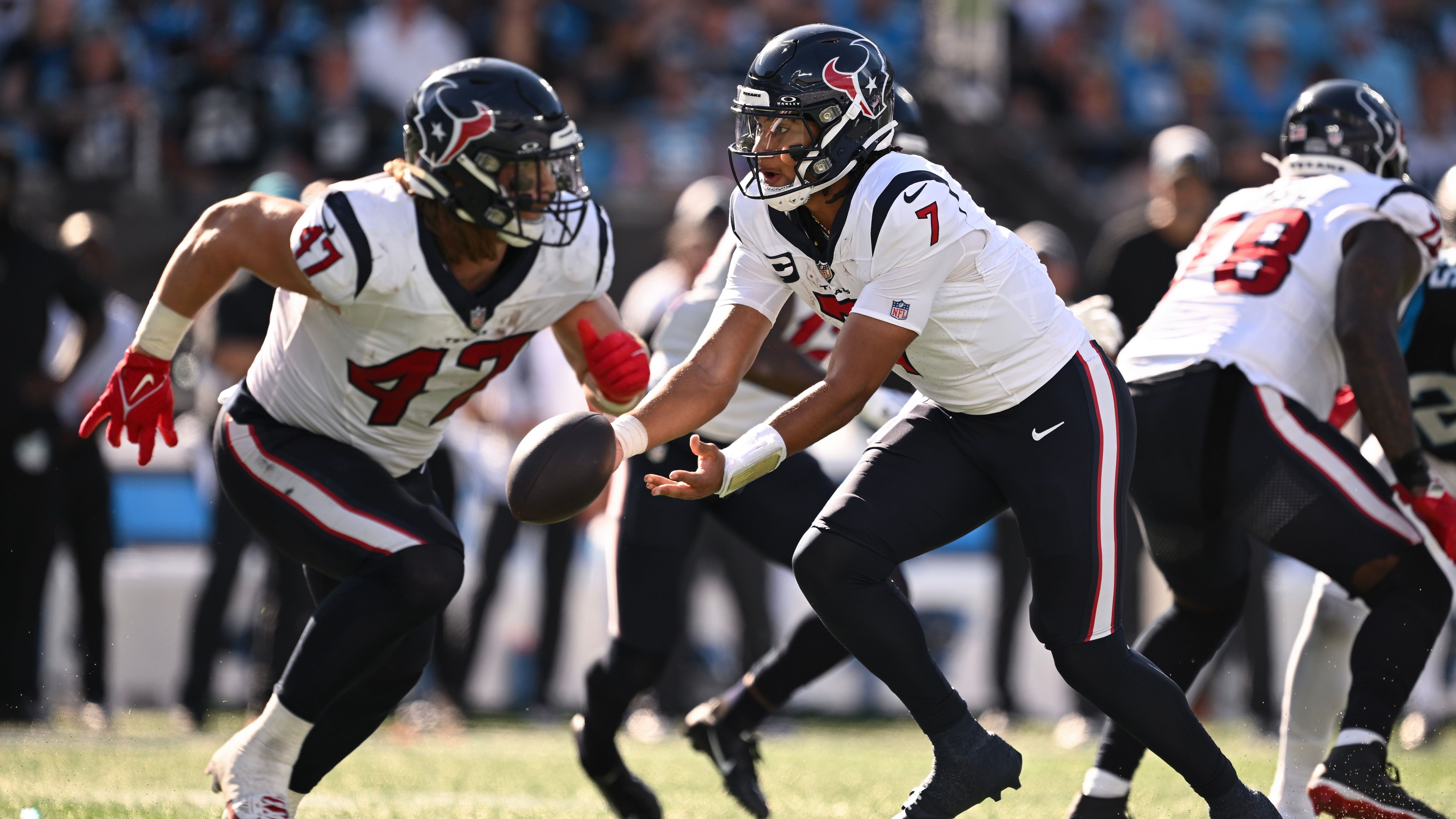 <strong>Platz 8: Houston Texans (Vorwoche: 12)</strong><br>Und genau deshalb sind die Houston Texans an den Jags vorbeigezogen. Das Momentum spricht voll für Houston, obwohl diese mit Wide Receiver Tank Dell auch eine schwere Verletzung zu verkraften haben. C.J. Stroud hat jedoch gezeigt, dass er aus wenig viel machen und vor allem jedem Team das Wasser reichen kann.