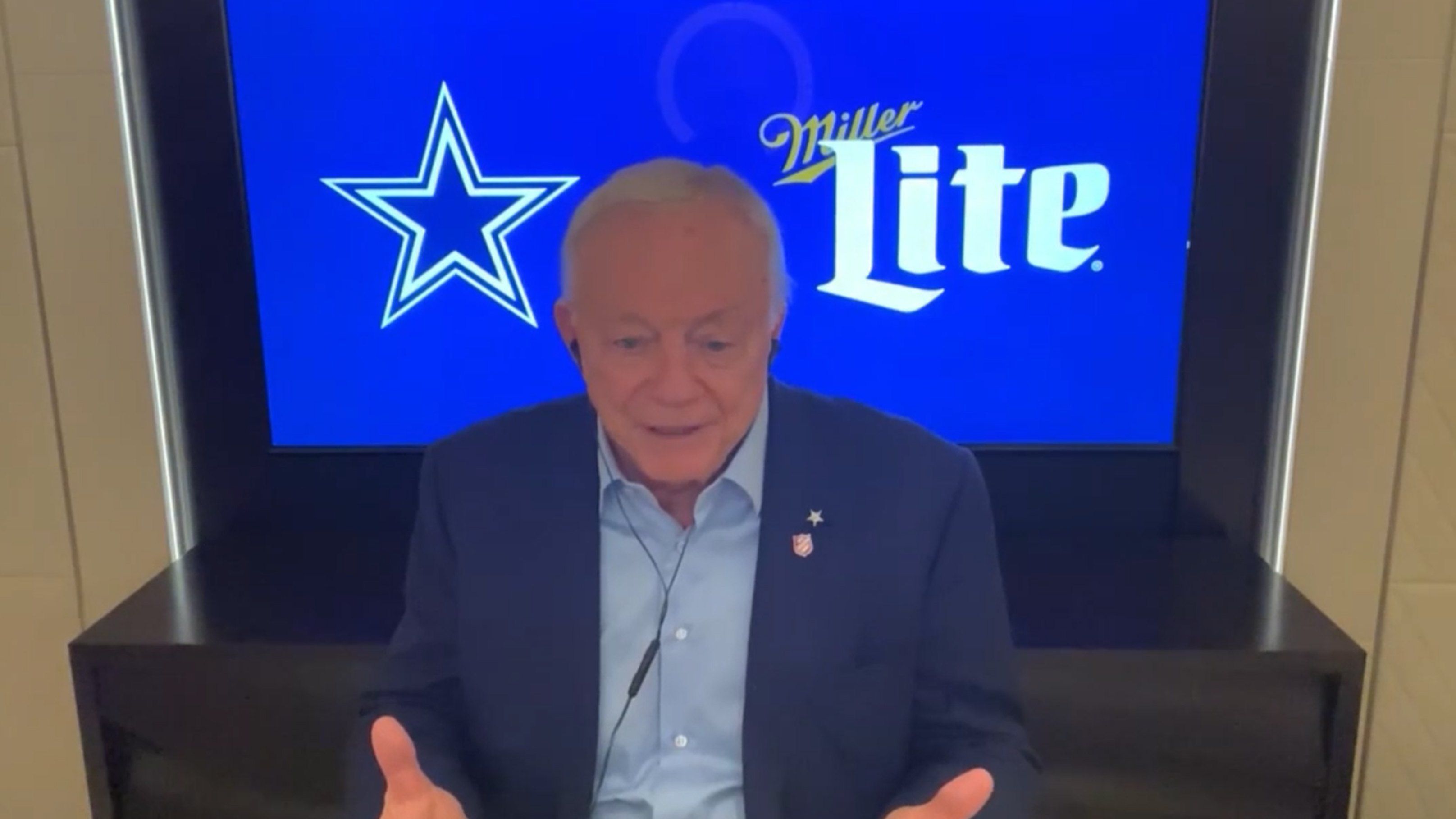 
                <strong>Cowboys: Jerry Jones macht "Jerry Jones-Sachen"</strong><br>
                Der Draft ist bei den Dallas Cowboys Chefsache, weshalb sich Team-Besitzer Jerry Jones häufig höchstpersönlich um die Auswahl der Erstrundenpicks kümmert. Dabei hat der 78-Jährige im Vorfeld des Drafts besonders von Tight-End-Supertalent Kyle Pitts geschwärmt, den er liebend gerne mit Quarterback Dak Prescott vereinen würde. Das Problem ist nur: Pitts wird an 10. Position wohl kaum noch verfügbar sein.
              