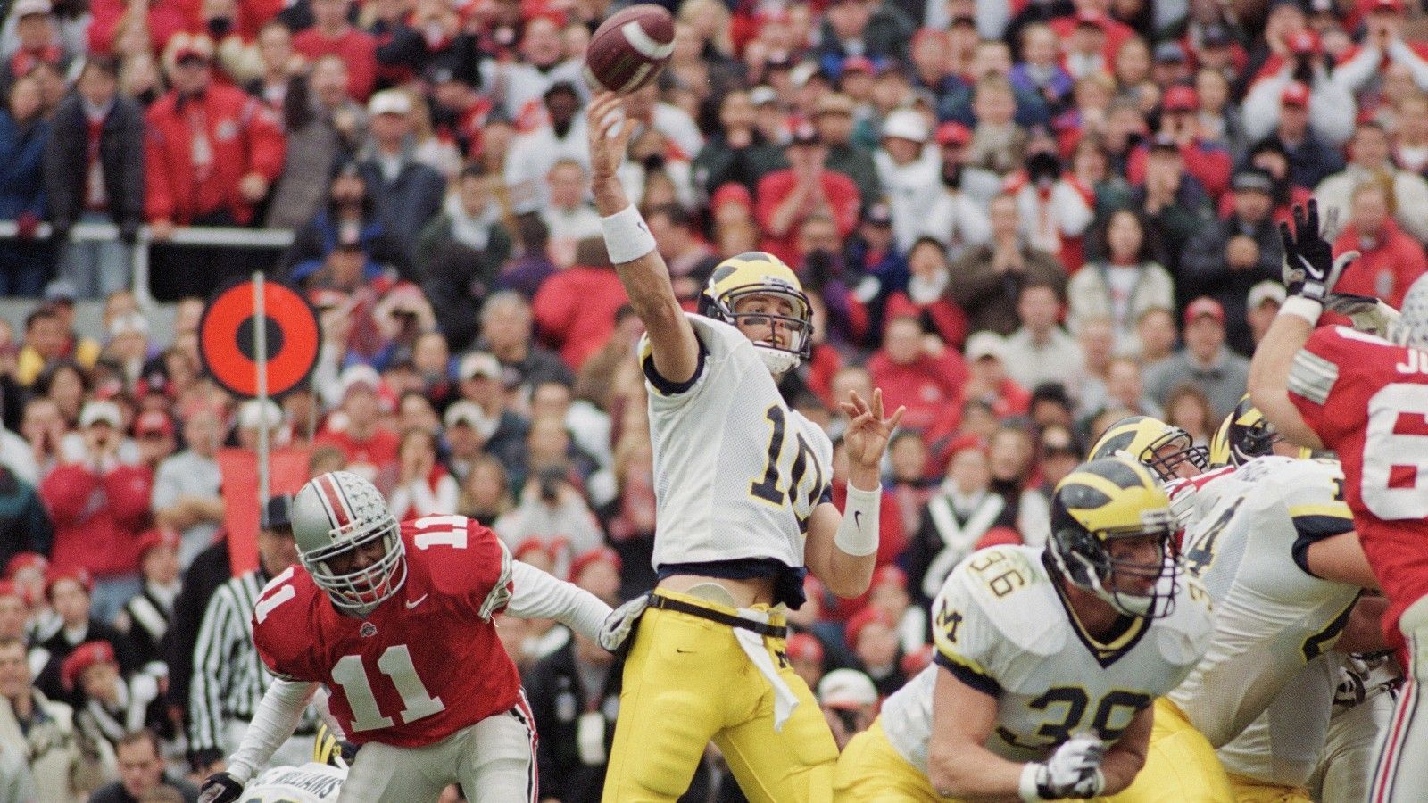 
                <strong>Tom Brady am College</strong><br>
                Nach der Absage an eine Baseball-Laufbahn wechselte Brady an die University of Michigan. In den ersten zwei Jahren kam er dort allerdings nur als Einwechselspieler zum Einsatz. In Jahr drei stritt er sich mit einem Kollegen um die Position des Starting Quarterbacks. Brady siegte und stellte diverse Rekorde auf. 1998 und 1999 wurde er in das All-Star-Team der Big Ten Conference gewählt. Mit seinem Team, den Michigan Wolverines, folgten Siege im Citrus Bowl und im Orange Bowl.
              