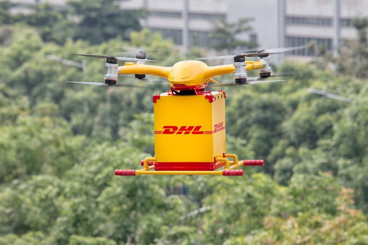 Eine DHL-Drohne startete am 16. Mai 2019 zu ihrem Jungfernflug im EHang Command and Control Center in Guangzhou. Seither ist der Post-Konzern regelmäßig im südchinesischen Luftraum aktiv: Die Drohnen vom Typ Falcon bringen Express-Pakete über eine Entfernung von 8 Kilometern zum Kunden. Ihren Job erledigen sie in 8 Minuten, ein Lieferwagen hingegen würde für den Transport 40 Minuten brauchen. Und Abgase entstehen auch nicht.
