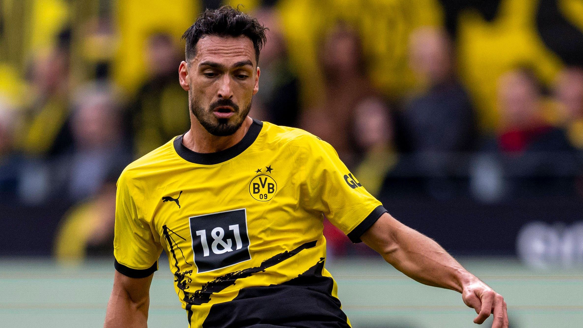 <strong>Mats Hummels</strong><br>Dortmunds Abwehrchef, zuletzt noch Matchwinner durch einen Doppelpack in Freiburg, spielt dieses Mal gegen den VfL solide. Nach der Pause übernimmt Hummels immer mehr das Aufbauspiel und sorgt mit dem ein oder anderen guten Pass hinter die Wolfsburger Abwehr für Gefahr. <strong>ran-Note: 3</strong>