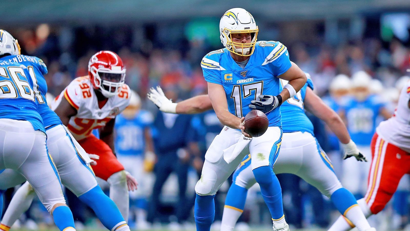 
                <strong>Verlierer: Philip Rivers</strong><br>
                Es war ein Spiel zum Vergessen für Philip Rivers. In Mexiko unterlag er mit seinen Chargers nicht nur 17:24, der Quarterback selbst bot auch eine unterirdische Leistung. Insgesamt vier Interceptions, darunter die entscheidende Sekunden vor Abpfiff in der Redzone, leistete sich der 37-Jährige. Insgesamt brachte Rivers nur 28 seiner 52 Pässe für einen Touchdown an den Mann. Bedeutet ein Passer Rating von 49,6. Insgesamt steht der Routinier in dieser Saison bei 15 Touchdowns und 14 Interceptions. Für einen Mann seiner Klasse eine mittelgroße Katastrophe. Kein Wunder, dass die Chargers bei einer Bilanz von 4-7 aktuell weit von den Playoffs entfernt sind. 
              