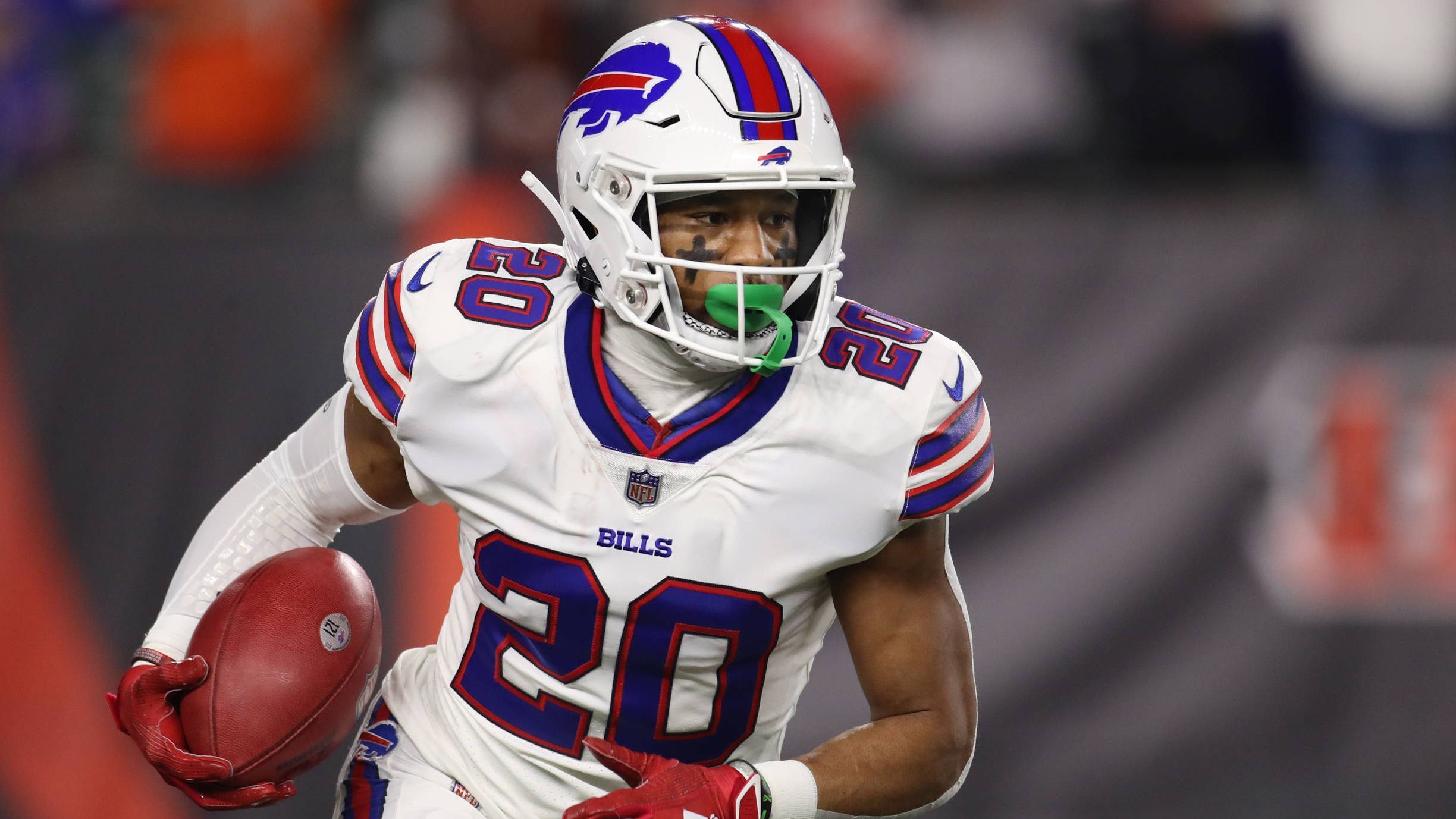 <strong>Nyheim Hines (Buffalo Bills)</strong><br>Running Back Nyheim Hines zog sich beim Jetski-Fahren einen Kreuzbandriss zu und verpasst die gesamte Saison 2023. Demnach wurde der 26-Jährige von einem anderen Fahrer angefahren und muss operiert werden. Hines wurde vergangenen November per Trade von den Indianapolis Colts verpflichtet. Der Running Back steht noch für zwei Spielzeiten unter Vertrag und hatte in der Offseason eine Gehaltskürzung akzeptiert, um bei den Bills bleiben zu können.