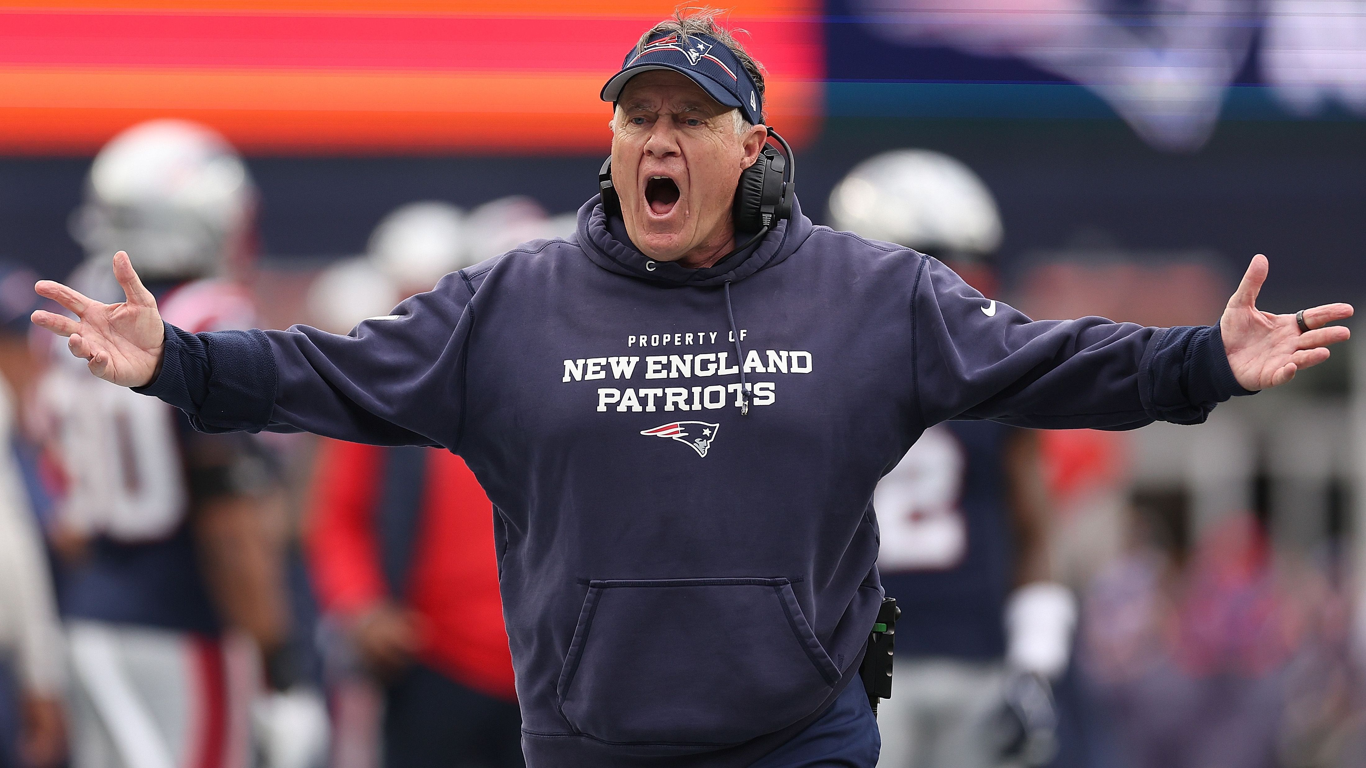 <strong>Wackelkandidat bei den New England Patriots: Bill Belichick</strong><br>Die Patriots ohne Head Coach Bill Belichick…das ist eigentlich unvorstellbar. Die lebende Trainerlegende ist seit 2000 im Amt und feierte mit Quarterback Tom Brady unglaubliche Erfolge. Die Gegenwart der Patriots (4-11) ist allerdings trist. Zwischenzeitlich wurde berichtet, dass die Trennung von Belichick schon feststehen soll.