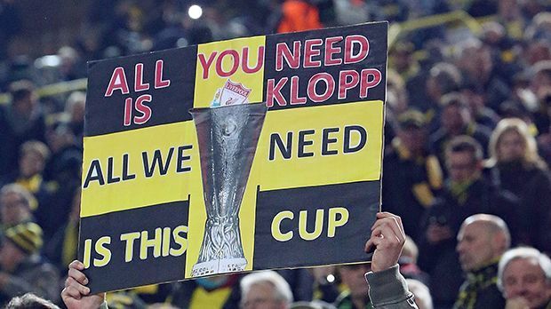 
                <strong>All You Need Is Klopp</strong><br>
                Bei allem Trubel um Jürgen Klopp darf man nicht vergessen, sich auf das Wesentliche zu konzentrieren - nämlich den Europa-League-Pokal. Das stellte ein BVB-Fan mit diesem Plakat klar: "All You Need Is Klopp - All We Need Is This Cup". Zu deutsch: Ihr braucht Klopp, wir den Pokal. Nüchtern, aber klar.
              