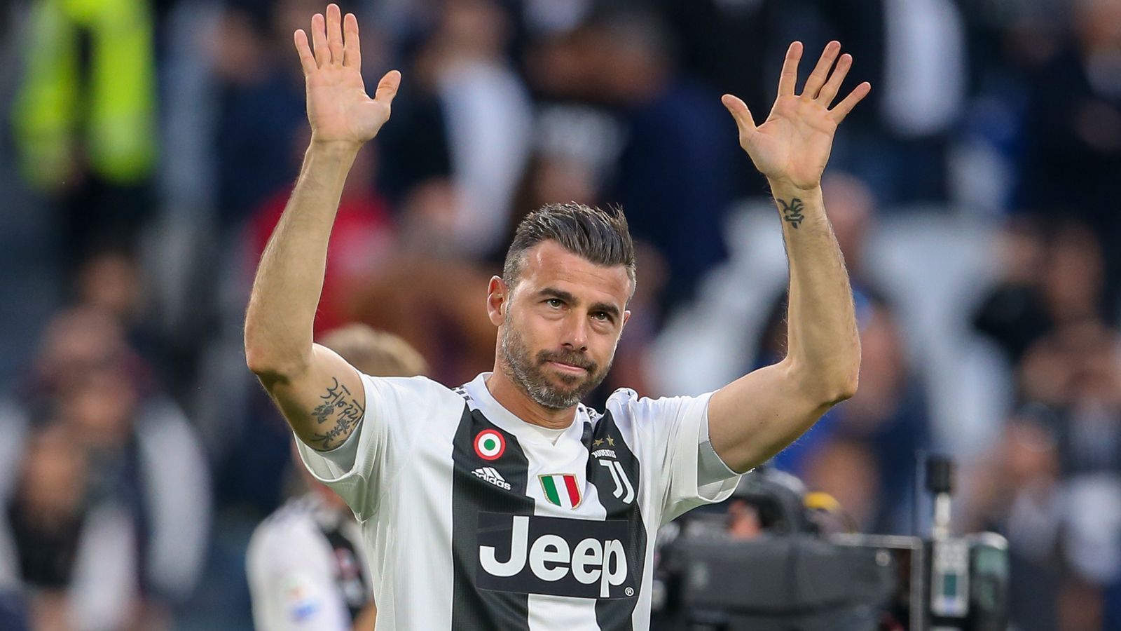 
                <strong>Feststehender Abgang Andrea Barzagli</strong><br>
                Einen ersten Abgang gibt es bei Juventus Turin auch schon zu vermelden. Aufgrund anhaltender Verletzungsprobleme beendet der frühere Wolfsburger Andrea Barzagli schon ein Jahr vor dem eigentlichen Vertragsende seine Laufbahn. "Ich habe lange und intensiv über meine Zukunft nachgedacht. Es ist schwer für einen Fußballspieler, darüber nachzudenken, was als nächstes kommt, aber Verletzungen machen es notwendig", erklärte der 38 Jahre alte Abwehrspieler im April 2019. Barzagli sicherte sich mit Juve kürzlich noch seinen achten und letzten Scudetto, zudem holte der Weltmeister von 2006 mit den Turinern auch noch vier Mal den italienischen Pokal (Coppa Italia). 
              