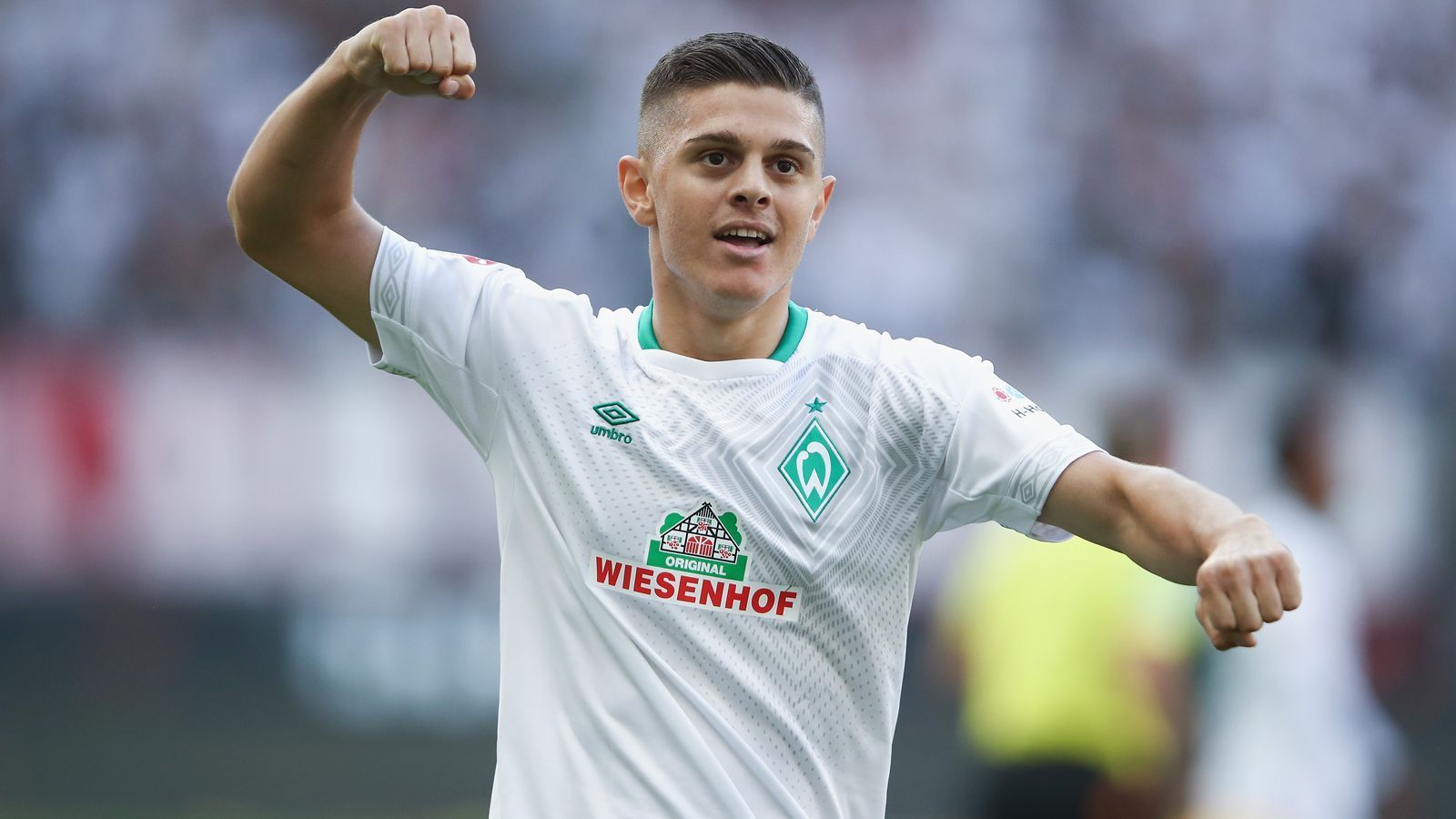 
                <strong>Milot Rashica (SV Werder Bremen)</strong><br>
                Milot Rashica gilt bei Werder Bremen als heißer Transferkandidat. Der 24-Jährige stand bereits vor einem Wechsel zu RB Leipzig, die Sachsen konnten sich aber offenbar nicht mit den Bremern einigen. Nun wird Rashica nicht mit zum Pokalspiel in Jena reisen, offziell wegen einer Verletzung. Bei der Pressekonferenz vor der Pokalpartie äußerte sich Manager Frank Baumann aber auch zur Personalie des schnellen Linksaußens. "Ein bisschen Bewegung ist beim Thema Rashica da, es gibt Interessenten und Anfragen. Entweder wir kriegen aber eine gute Transfer-Summe, oder wir haben nächstes Jahr weiterhin einen guten Spieler in unseren Reihen", sagte Baumann. Laut dem Werder-nahen Portal "Deichstube" sind der SSC Neapel und Aston Villa die heißesten Anwärter, den Flügelstürmer zu verpflichten.
              