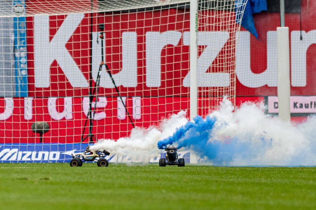 Fan-Proteste gegen die DFL: Ferngesteuerte Autos mit Pyro bei Hansa Rostock vs. HSV