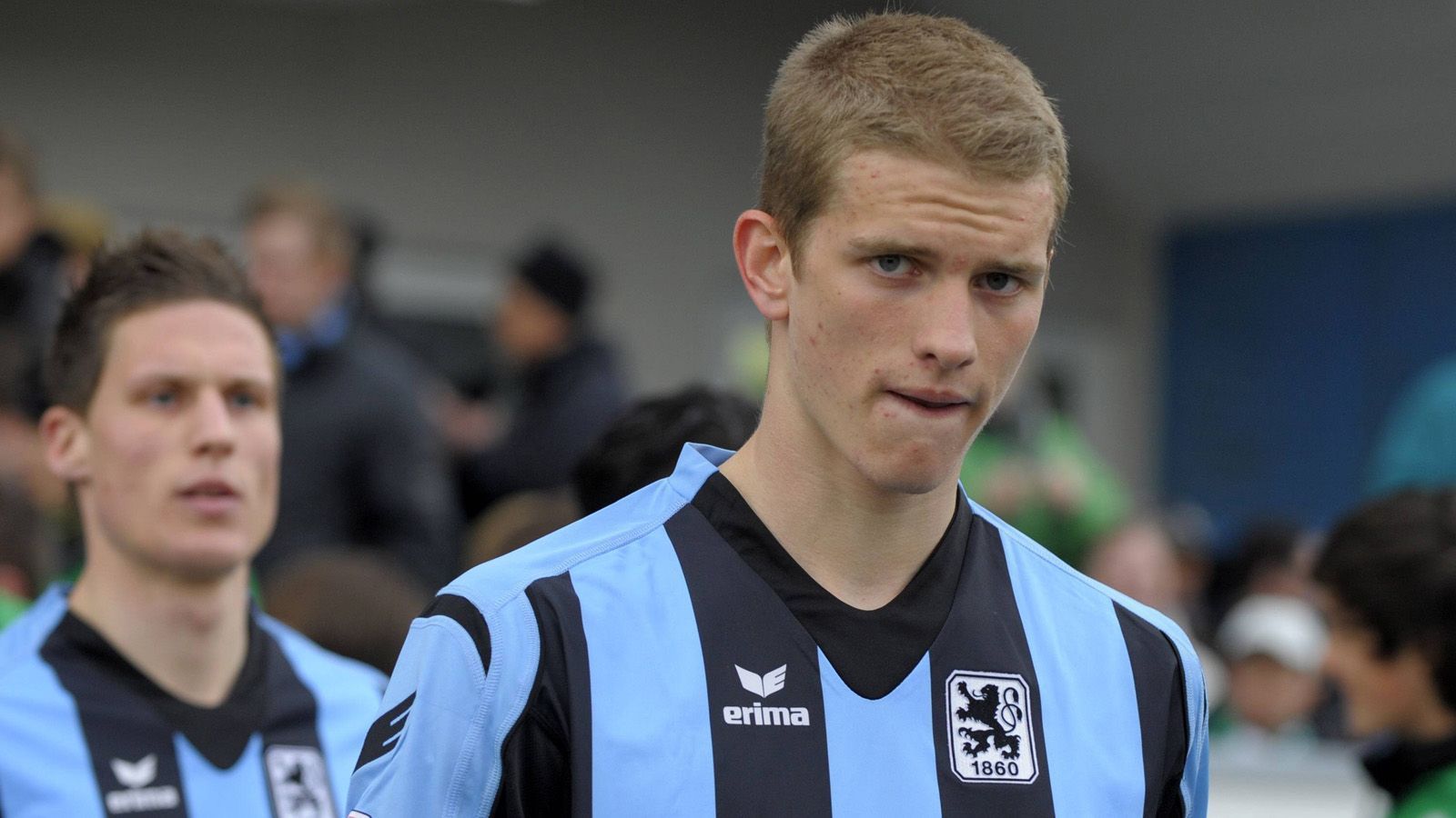 
                <strong>Verteidiger: Lars Bender</strong><br>
                Lars Bender trat gemeinsam mit seinem Zwillingsbruder Sven im Alter von 13 Jahren dem "Löwen"-Nachwuchs bei. Später absolvierte er 64 Zweitliga-Spiele für die Münchner, ehe er 2009 für eine Ablöse von 2,5 Millionen Euro zu Bayer Leverkusen wechselte. Heute ist er Kapitän von Leverkusen und 19-maliger deutscher Nationalspieler.  
              