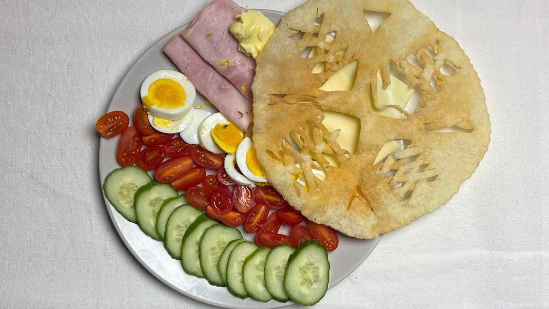 Wir zeigen dir, wie du das isländische Weihnachtsgebäck Laufabrauð ganz einfach zu Hause kochen kannst.