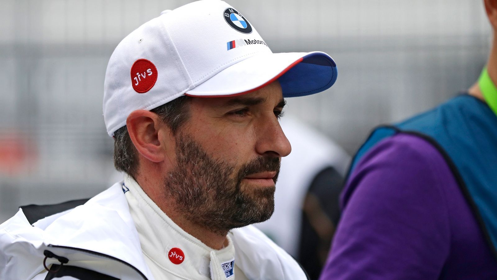 
                <strong>Timo Glock (BMW)</strong><br>
                Fuhr in den vergangenen Jahren regelmäßig im Titel-Dunstkreis mit. Bis 2019. Da ging alles schief, was schiefgehen konnte. So gesehen hat er sein Pech aufgebraucht, schlimmer kann es kaum kommen. Berger hat ihn auf dem Zettel. "Das freut mich natürlich", sagt er im ran-Interview. "Aber ich würde ehrlich gesagt jeden Fahrer zum Favoritenkreis zählen, da die DTM so unheimlich eng beisammen ist. Aber klar, ich persönlich habe sowohl 2017 als auch 2018 gezeigt, dass ich ganz vorne um die Meisterschaft mitfahren kann." Einen Glücksbringer hat er auch wieder: 2020 ist sein Auto zum Großteil wieder ein "Yellow Beast". Er hat die Erfahrung und auch immer noch den Biss, um den ganz großen Wurf zu schaffen.
              