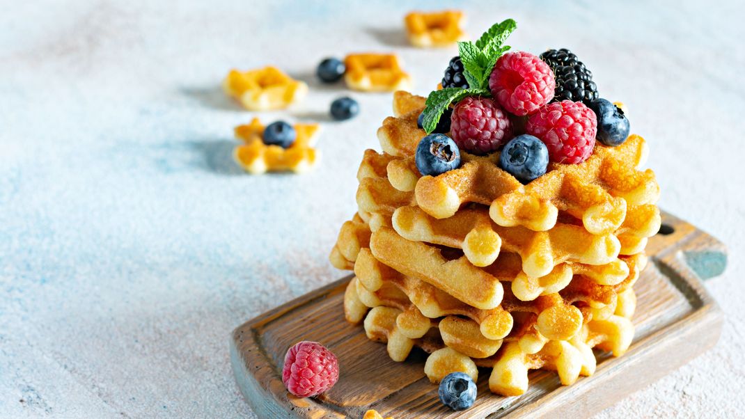 Das perfekte süße Fingerfood für jeden Anlass: Mini-Waffeln mit leckeren Beeren.