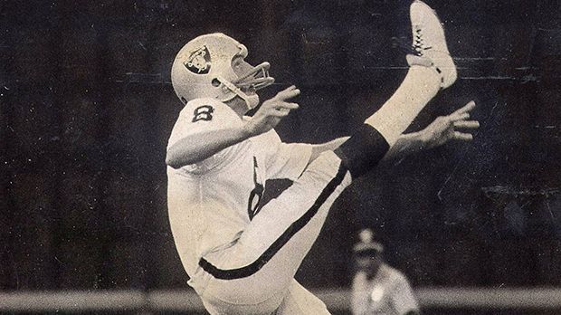 
                <strong>Punter: Ray Guy</strong><br>
                Punter: Ray Guy. Super-Bowl-Gewinner XI, XV, mit den Oakland Raiders. XVIII mit den Los Angeles Raiders.
              