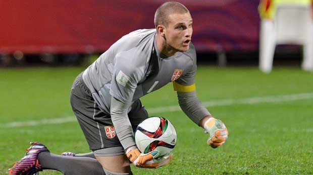
                <strong>Predrag Rajkovic (Maccabi Tel Aviv)</strong><br>
                Predrag Rajkovic: Es geht Schlag auf Schlag für den 19 Jahre alten Torhüter. Im Sommer gewinnt er die U20-WM mit Serbien, jetzt spielt er Champions League. Der Wechsel zu Maccabi überrascht aber, weil prominentere Klubs dran gewesen sein sollen.
              