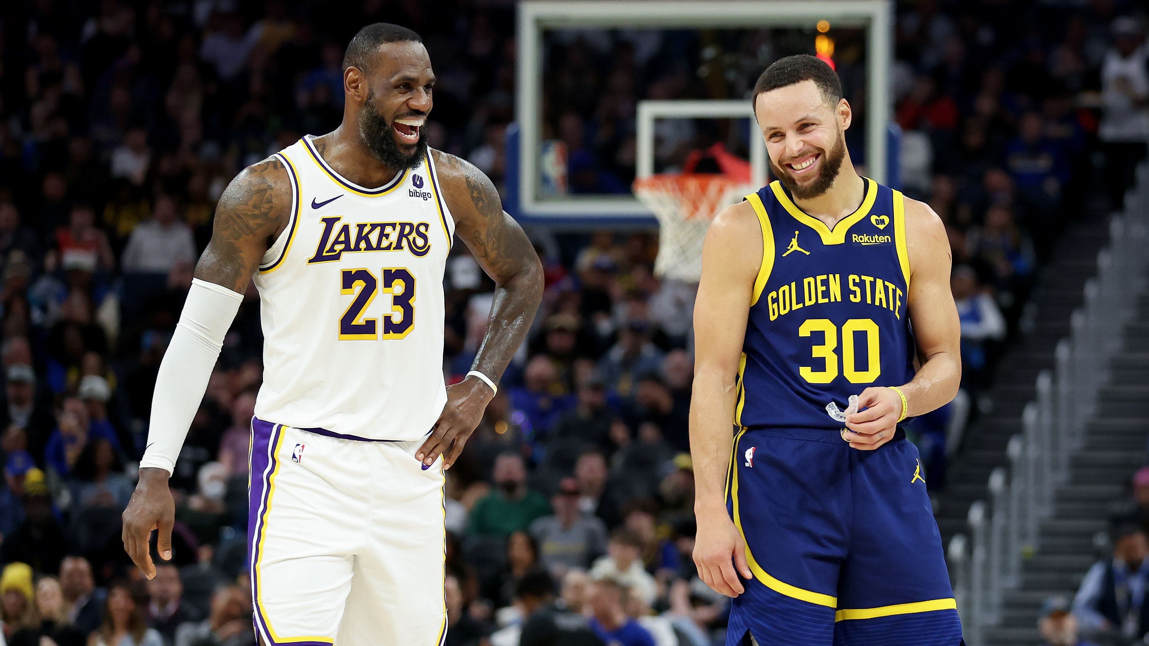 <strong>Golden State Warriors - Quote: +1200</strong><br>Ein sehr interessantes Szenario wäre ein Wechsel zu den Golden State Warriros. Die Wechseloptionen sind die gleichen wie schon bei Cleveland, da die Warriors einer der höchsten Payrolls der NBA haben. Dennoch: Die Kombination aus LeBron James und Stephen Curry wäre der Traum eines jeden Basketballfans.