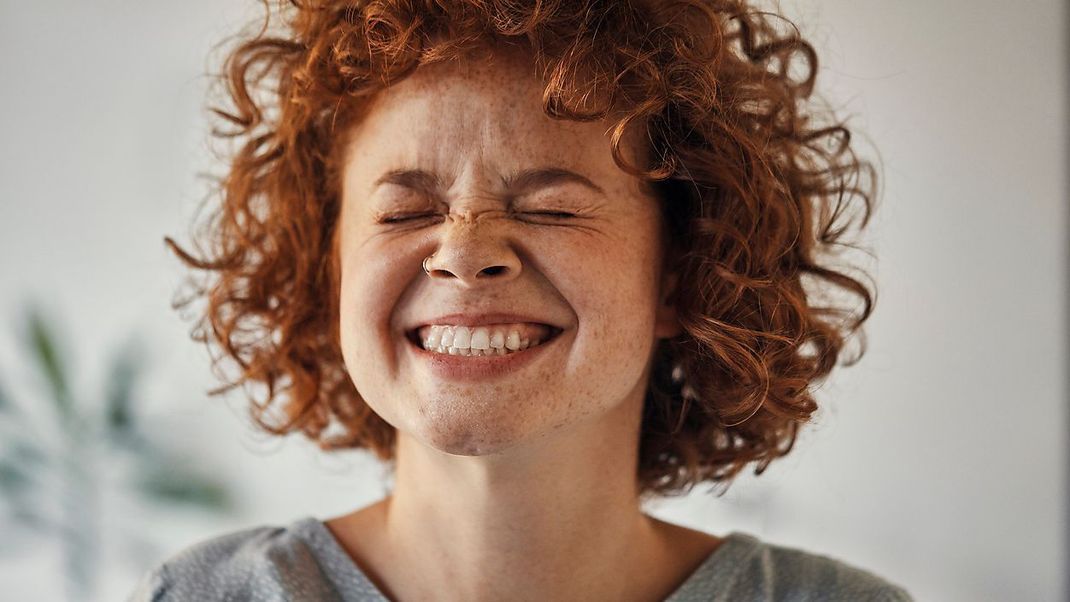 Gute News! Coole Curls kannst du jetzt ganz easy stylen - ganz ohne Glätteisen und Lockenstab.