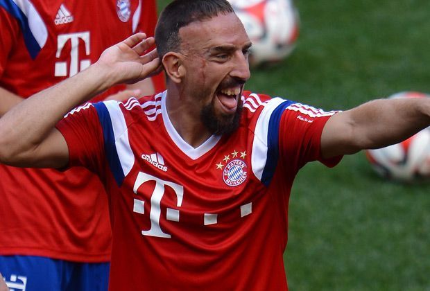 
                <strong>Platz 9: Franck Ribery (FC Bayern München)</strong><br>
                Der erste von mehreren Bayern-Spieler schafft es auf Platz neun. Franck Ribery, Europas Fußballer des Jahres 2013, muss nach einem nicht ganz perfekten Jahr jedoch anderen den Vortritt lassen - Gesamtrating 88.
              