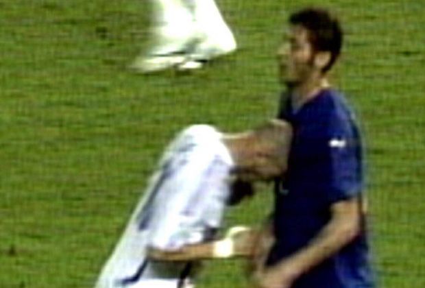 
                <strong>Zinedine Zidane vs. Marco Materazzi</strong><br>
                Eine Szene, die jeder Fußball-Fan kennt. WM-Finale 2006, Frankreich gegen Italien: Marco Materazzi soll Zinedine Zidane so lange gereizt haben, bis der Franzose austickt. In seinem letzten großen Spiel sieht der Superstar Rot, Italien wird Weltmeister.
              