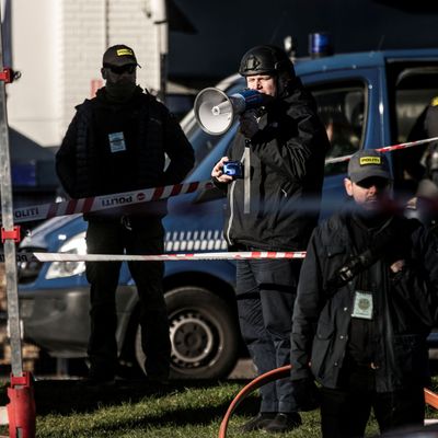 Der rechte dänische Politiker Rasmus Paludan kurz vor der Verbrennung des Korans vor der türkischen Botschaft in Kopenhagen.