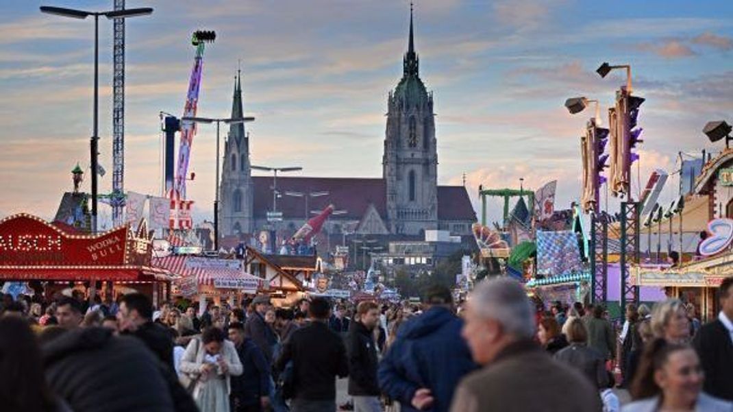 Fahrgeschäfte: Das Oktoberfest besteht nicht nur aus großen und kleinen Bierzelten. 1818 begann alles mit einem Karussell und zwei Schaukeln. Ob die größte transportable Achterbahn der Welt, das Olympia-Looping, oder das Teufelsrad und die Toboggan-Rutschpartie oder die wilde Maus - heute gehören sie alle zu den Klassikern. Insgesamt gibt es über 520 Betriebe, vom Bierzelt, über den Autoscooter bis hin zur Wurstbude. 