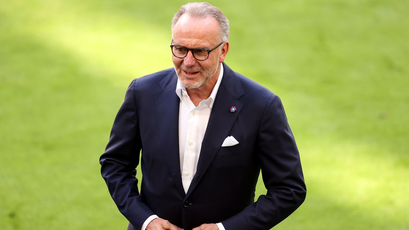 
                <strong>Karl-Heinz Rummenigge (Ex-Vorstandsvorsitzender FC Bayern München)</strong><br>
                Bayerns Ex-Boss Karl-Heinz Rummenigge witzelte hingegen über den Ex-Münchner Hummels. "Es ist bekannt, dass Mats Probleme hat, wenn er in Laufduelle gehen muss - das ist dem Alter geschuldet", sagte Rummenigge bei "Bild TV" über die Schlüsselszenen im "German Clasico", bei denen Hummels jeweils beteiligt war, "wenn das Spiel auf ihn zukommt und er in der Box steht, dann ist er noch gut. Beim 1:1 sieht er schlecht aus, das ist klar. Beim zweiten Tor kann er nichts dafür, dass er angeschossen wird. Beim dritten galt: Wenn du schon kein Glück hast, kommt auch noch Pech dazu."
              