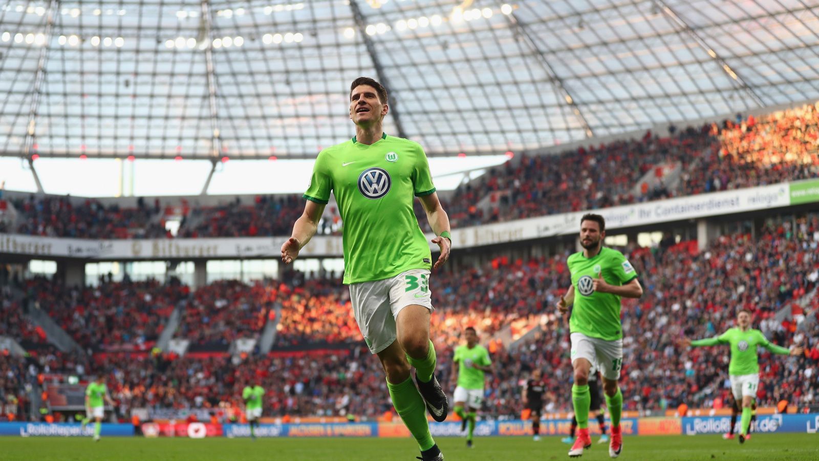 
                <strong>Gomez rettet Wolfsburg in der Relegation</strong><br>
                ... und schoss den VfL Wolfsburg in einer schwierigen Saison 2016/17 mit 16 Toren sowie einem Treffer in der Relegation gegen Eintracht Braunschweig zum Klassenerhalt. Gomez wirkte deutlich reifer, ging als Führungsspieler voran und war dank seiner Mentalität ein ganz wichtiger Bestandteil für die Niedersachsen. 
              