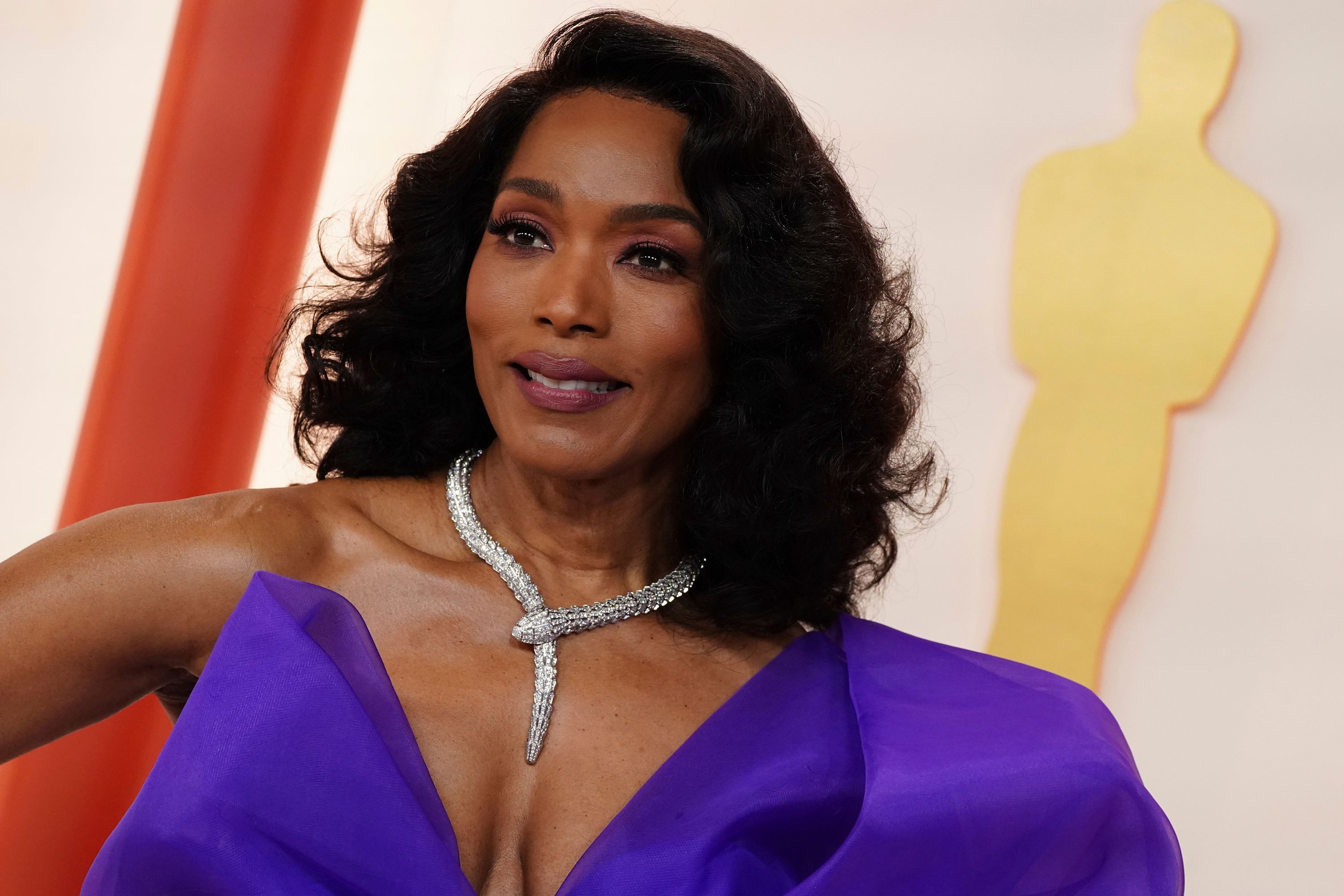 Bei den Oscars überzeugte Angela Bassett mit ihrer Bulgari Serpenti-Kette aus Weißgold, versehen mit Diamanten (1,01 Karat) und Diamant-Pavé (69,46 Karat)