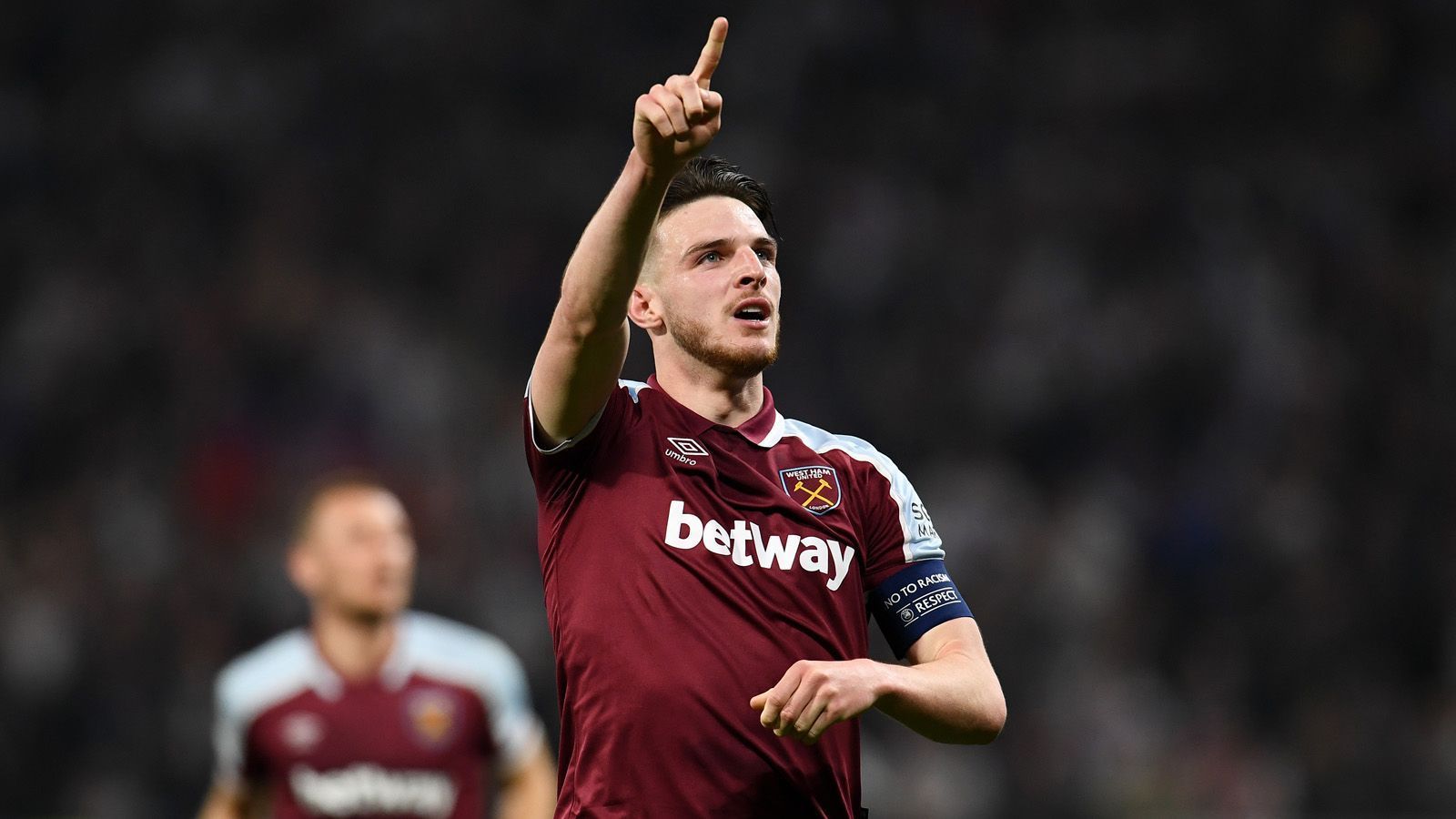 
                <strong>Declan Rice</strong><br>
                Denn Declan Rice ist der eine große Star im Team der "Hammers". Das 23-jährige Eigengewächs kam 2014 in die Jugend des Vereins und wuchs seitdem zum Juwel heran. Bei der Europameisterschaft zog er auch im Mittelfeld der Engländer die Fäden und orchestrierte sie bis ins Finale. Laut "Transfermarkt" steht sein Marktwert bei 75 Millionen Euro, aber es wird spekuliert, dass er im Sommer sogar der teuerste englische Fußballer werden könnte. Manchester City hat sein Interesse bereits bekundet.
              