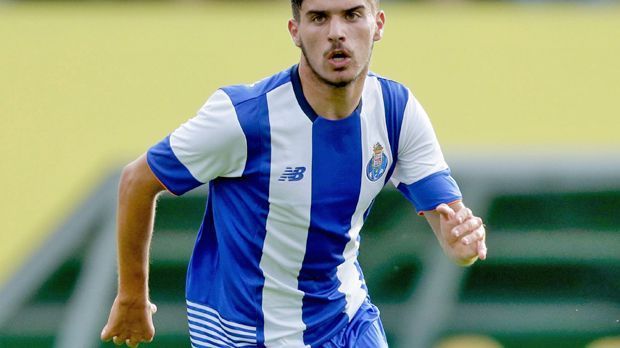 
                <strong>Jüngster Kapitän: Ruben Neves</strong><br>
                Im Gruppenspiel gegen Maccabi Tel Aviv schnappt sich Portos Mittelfeldspieler Ruben Neves einen Königsklassen-Rekord. Mit 18 Jahren und 22 Tagen ist der Portugiese der jüngste Kapitän in der Geschichte der Champions League.
              