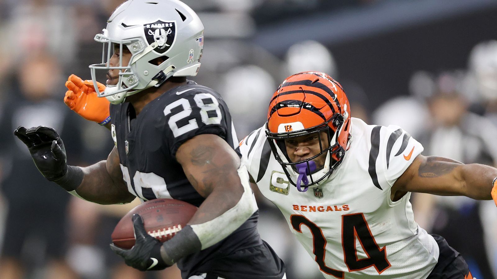 
                <strong>Der Lohn</strong><br>
                Der Lohn der wilden Fahrt: eine Verlängerung der Saison, die Teilnahme an den Playoffs. Am Samstag treten die Raiders ab 22:20 Uhr (live auf ProSieben und ran.de) bei den Cincinnati Bengals an. Und sicher ist nach den letzten Monaten, dass bei den Raiders nichts sicher ist. Man darf also gespannt sein, was das Drehbuch noch bereit hält.
              