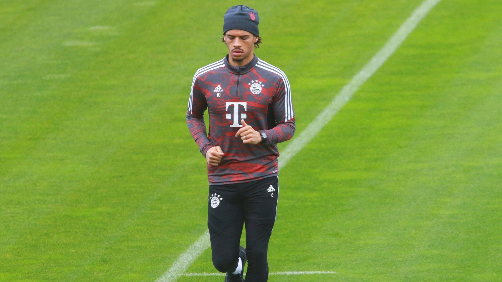 
                <strong>Leroy Sane (FC Bayern)</strong><br>
                Vor seinem Muskelfaserriss im Oberschenkel, den sich Leroy Sane Mitte Oktober gegen Freiburg zugezogen hatte, war der Flügelflitzer in bestechender Form. Endlich - und wenige Wochen vor der WM zum absolut besten Zeitpunkt. Doch inwiefern hat die Verletzung, die den Bayern-Star zu einer mehrwöchigen Pause zwang, das Momentum zerstört? Fit wird Sane in jedem Fall, auch wenn er im letzten Gruppenspiel der Champions League gegen Inter Mailand noch nicht im Kader stand. Entscheidend wird aber sein, ob der 26-Jährige an seine Topform unmittelbar wieder anknüpfen kann. Prognose: WM-Fahrer
              