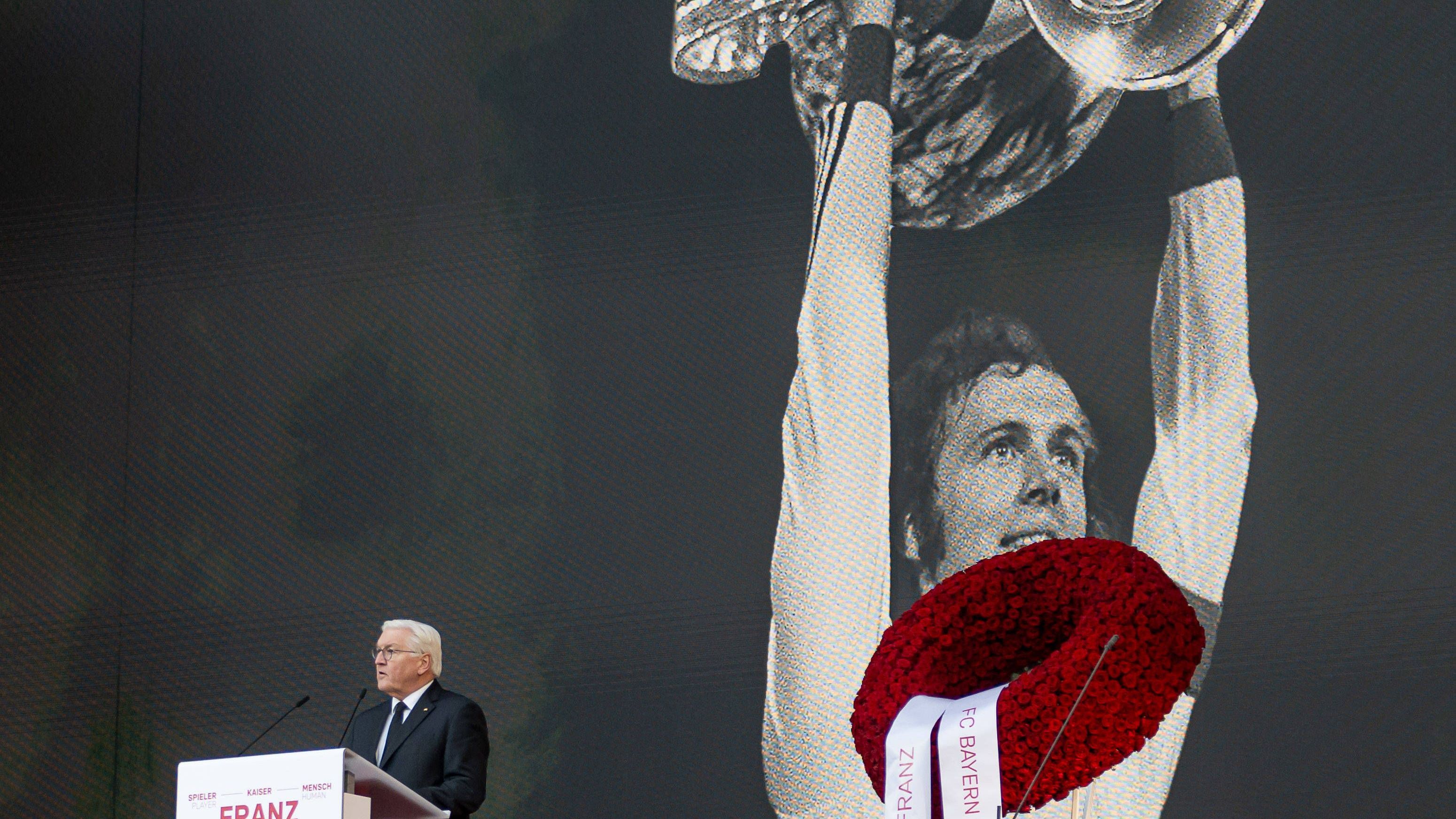 <strong>Der Bundespräsident spricht</strong><br>Nach der Ehrung auf dem Rasen wird es politisch. Erst würdigt Bundespräsident Frank-Walter Steinmeier den "Kaiser"...