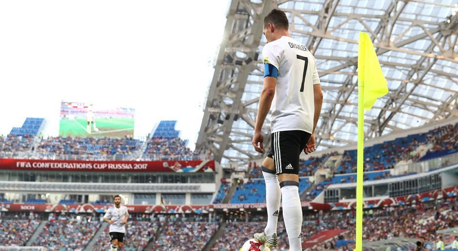 
                <strong>Julian Draxler</strong><br>
                Taucht oft ab, verschleppt das Tempo und wählt den Rückwärtsgang, anstatt das Spiel schnell zu machen. Ideen hat er kaum welche, gelungene Aktionen sind nur selten. Eine davon ist die sehenswerte Vorlage zur Führung in der 48. Minute. Zumindest leicht verbessert gegenüber seiner überschaubaren ersten Hälfte. ran-Note: 3
              