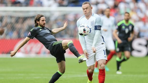 
                <strong>Wayne Rooney</strong><br>
                Wayne Rooney: Da der ManUnited-Star der Mann für die ruhenden Bälle war, stand er in der ersten Halbzeit oft im Fokus. In den Mittelpunkt konnte er sich allerdings nicht spielen. Bemühter, aber schwacher Auftritt, in Halbzeit zwei besser. ran-Note: 4
              