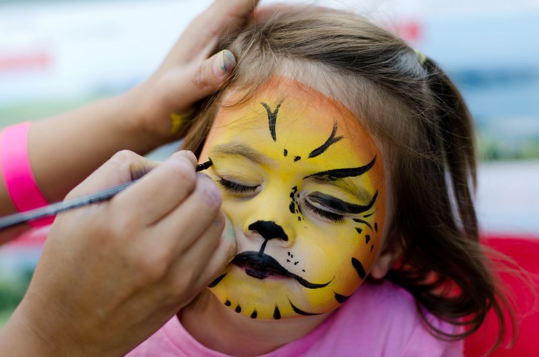 Süüüüß: Auch Mädchen können Fasching natürlich als Tiger gehen.