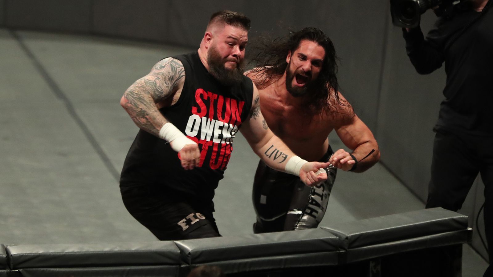 
                <strong>Kevin Owens vs. Seth Rollins</strong><br>
                Ein potenzieller Show-Stealer. Auch der Ausgang ist komplett offen. Da wir uns festlegen müssen, tippen wir einfach auf unser Wunschergebnis. ran-Prognose: Kevin Owens
              