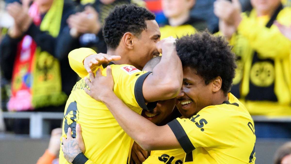 
                <strong>Dortmunds Offensive</strong><br>
                Nach dem 5:2-Sieg erzählte Edin Terzic auf der Pressekonferenz stolz, seine Mannschaft habe im Kalenderjahr 2023 europaweit die meisten Tore, Joker-Tore und Teenager-Tore erzielt. Und das, obwohl kein Dortmunder in dieser Bundesliga-Saison zweistellig getroffen hat. Nach Erling Haalands Abgang ist es dem BVB tatsächlich gelungen, dessen Tore auf viele Schultern zu verteilen. 
              
