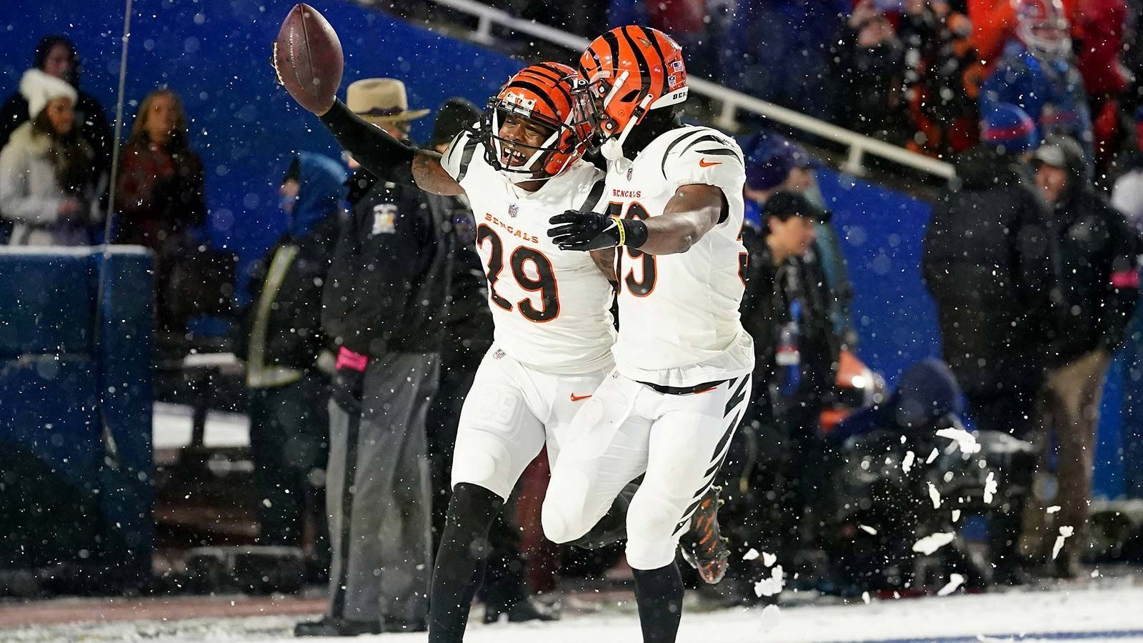 
                <strong>Cincinnati Bengals – Secondary </strong><br>
                Die Secondary der Cincinnati Bengals muss einen massiven Umbruch verkraften. Gleich sechs Defensive Backs befinden sich nicht mehr im Team, darunter Spitzenkräfte wie Jessie Bates III und Vonn Bell. In die kommende Saison gehen die Bengals mit zwei Spielern in ihrem zweiten Jahr, mehreren Rookies, dem verletzungsanfälligen Chidobe Awuzie und einigen routinierten Neuverpflichtung aus der zweiten Reihe. Diesen Mix richtig aufeinander abzustimmen wird Zeit brauchen, was für gegnerische Quarterbacks und deren Passempfänger ein Grund zur Freude sein dürfte.
              