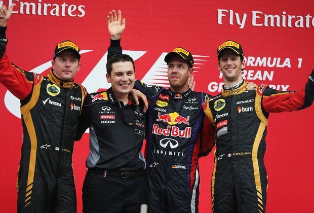 
                <strong>Vettel im Sandwich</strong><br>
                Das gesamte Lotus-Team kann sich freuen: Neben Kimi Räikkönen sichert Romain Grosjean seinem Rennstall den zweiten Podestplatz - auch Sebastian Vettel wird mit den beiden Piloten auf dem Podest sehr gut leben können
              