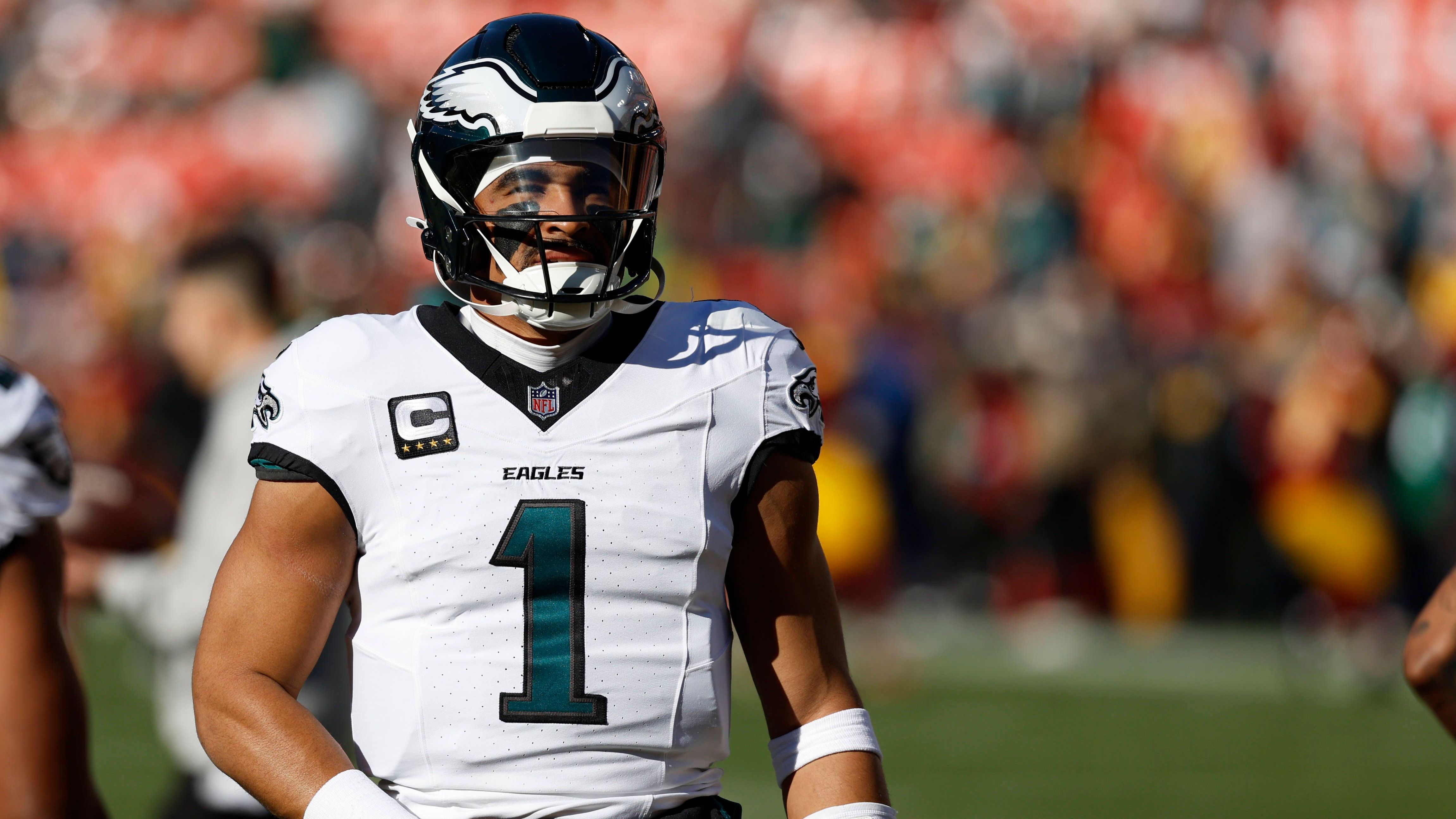 <strong>Jalen Hurts (Philadelphia Eagles)</strong><br>Nach seiner Gehirnerschütterung in Woche 17 gegen die Washington Commanders hat Jalen Hurts das Concussion Protocol erfolgreich durchlaufen und stand am Mittwoch wieder auf dem Trainingsplatz. "Er sah geschärft aus", so sein Left Tackle Jordan Mailata. Vorerst trainierte Hurts limitiert, seinem Einsatz gegen die Packers steht nichts im Weg.